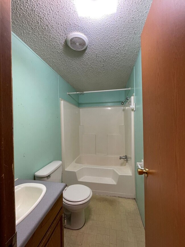 Building Photo - Country living with spacious front and backyard - 4 beds/ 2bath available now!!