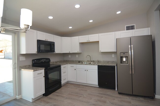 Building Photo - Remodeled 2 Bedroom 1 Bath House! Close to...