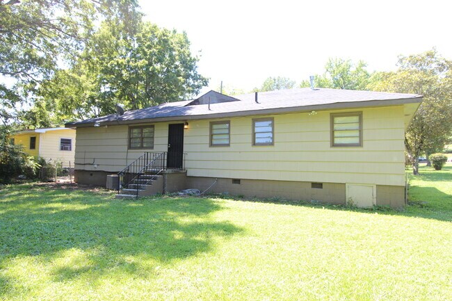 Building Photo - New On The Market!! Will not last long at ...