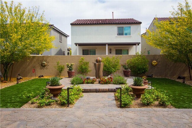Building Photo - Single Story Home with Lush Backyard! Comi...