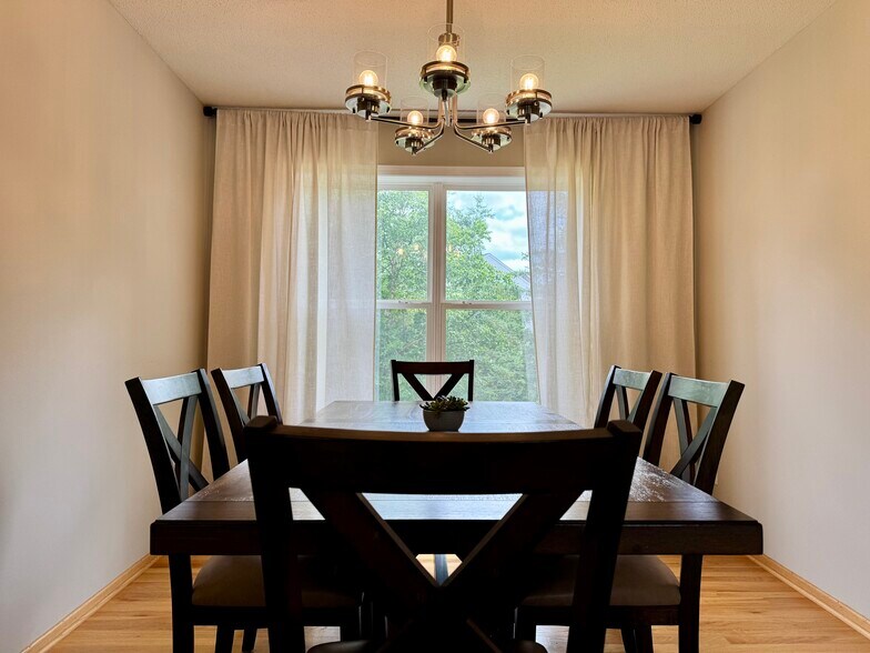 Dining Area - 9264 Peony Ln N