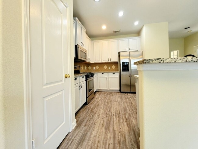 Building Photo - Large 4 Bed, 2.5 Bath Home Perfect for Com...
