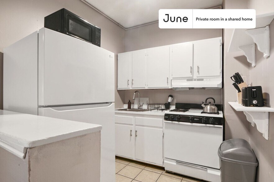 Building Photo - Room in Shared 4 bed/1 bath home