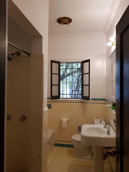 Building Photo - 333 N Sycamore Ave