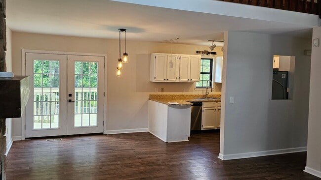 Building Photo - 3 Bedroom 2 Bathroom House in Gray Area