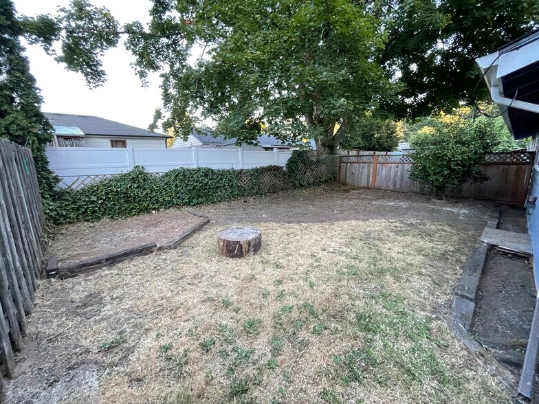 Spacious, fenced backyard - 2107 Y St