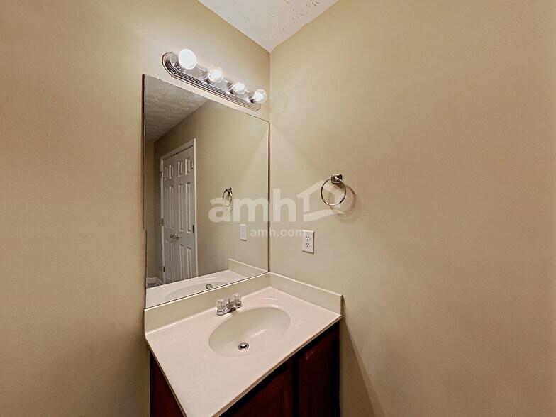 Building Photo - 889 Bramble Way