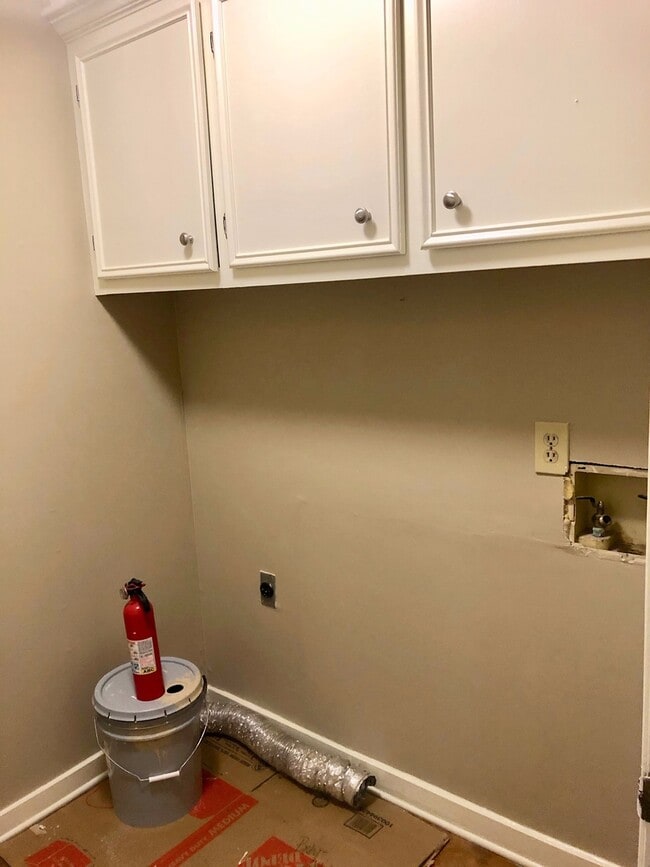 Building Photo - 2 bed, 1.5 bath in Brandon!