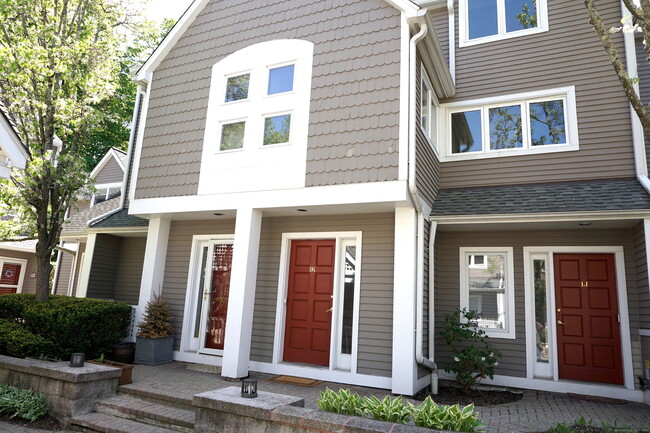 Building Photo - 453 E Putnam Ave