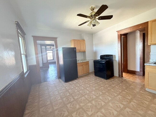 Building Photo - 1123 W Belden Ave