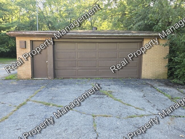 Building Photo - Three Bedroom Ranch