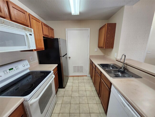 Building Photo - 14905 Pleasant Bay Ln