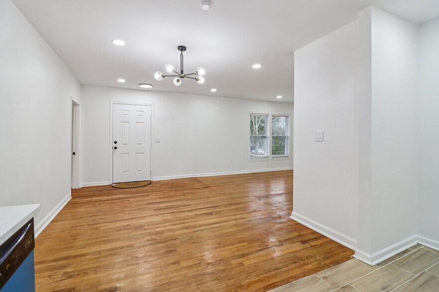 Building Photo - 3159 Bobolink Dr
