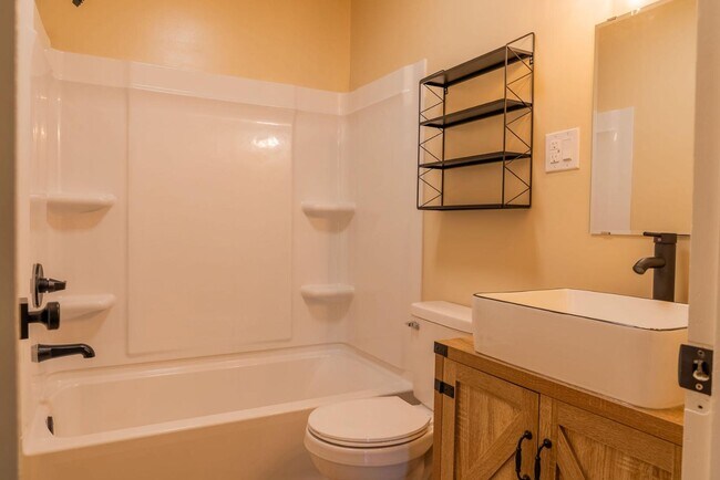 Building Photo - 462 Woodview Dr
