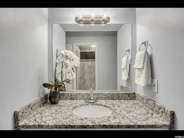 Building Photo - 5660 Meadow Ln