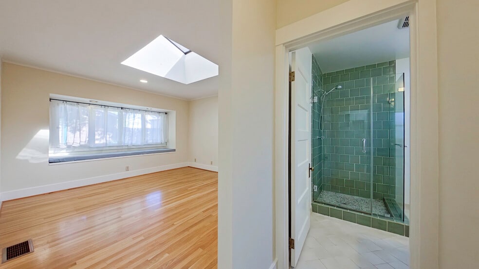 Building Photo - 1915 Las Lunas St