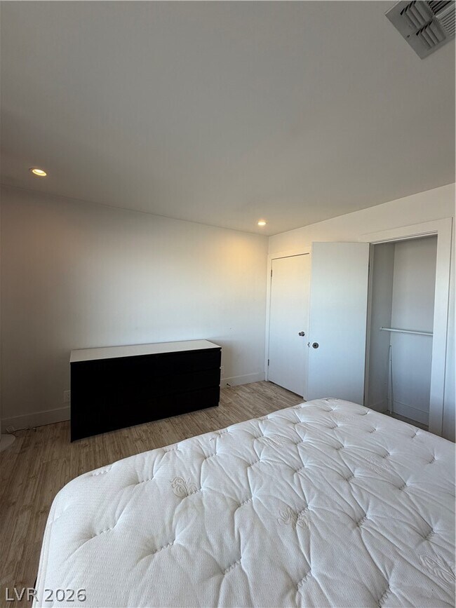 Building Photo - 3988 Delos Dr