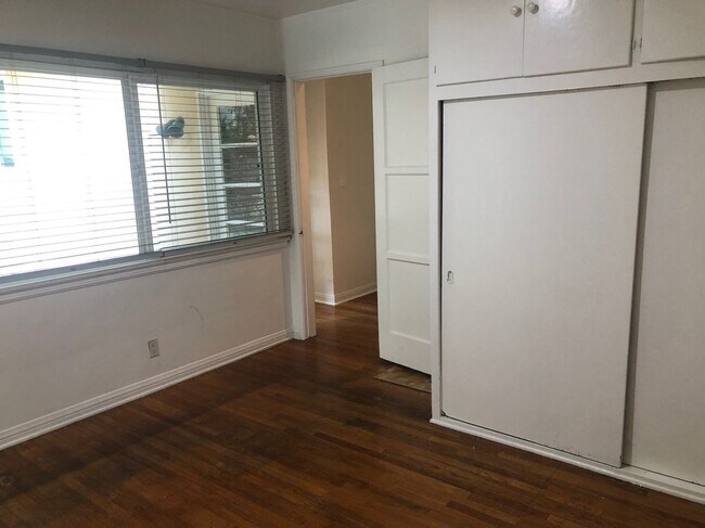 Building Photo - 2721 E Chevy Chase Dr