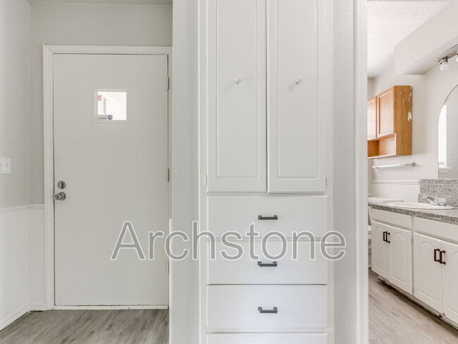 Building Photo - 4501 Meadowvale Dr