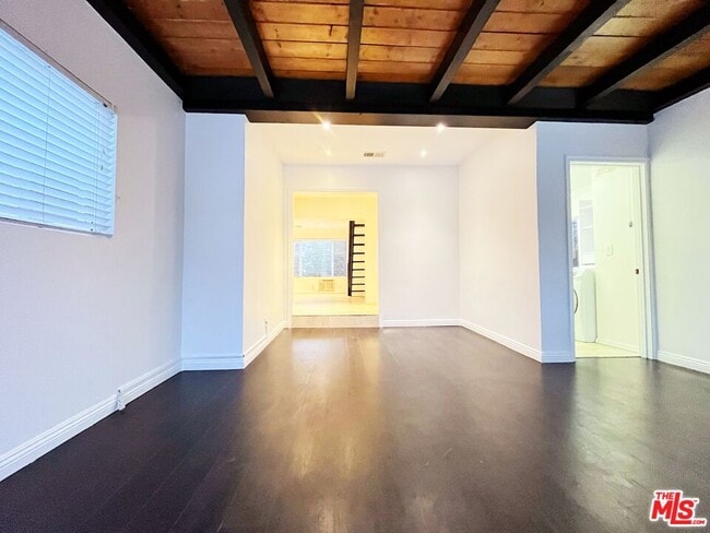 Building Photo - 14744 Magnolia Blvd