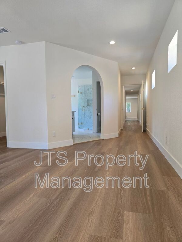 Building Photo - 9421 Fair Oaks Blvd
