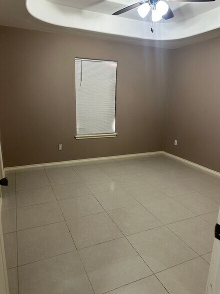 Building Photo - 720 S Logan Dr