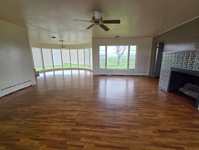 Building Photo - 4 bed, 3 bath house in the country