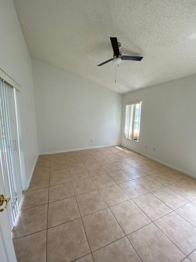 Building Photo - Great 4 Bedroom 3 Bathroom Pool Home in Indian Creek