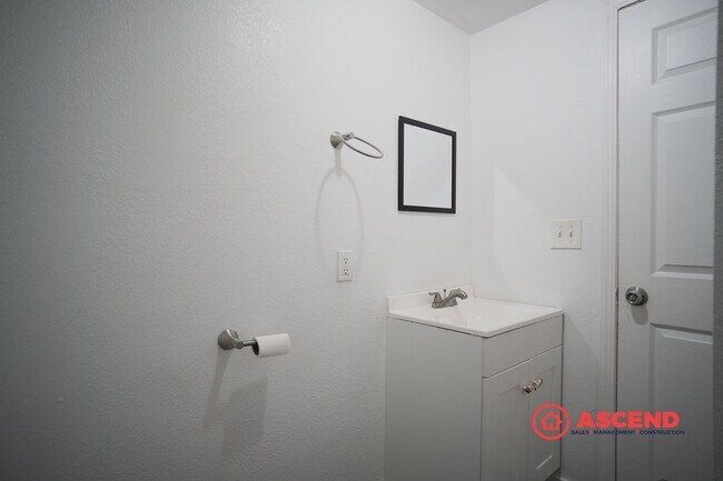 Building Photo - Cozy Studio !!!!