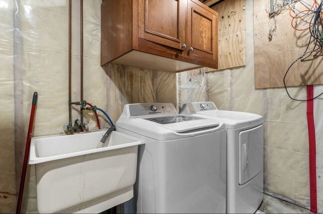 Building Photo - Elegant 3-Bed Single Family with Fireplace & Hardwood Floors in Shakopee – 2345 Sq Ft of Comfort