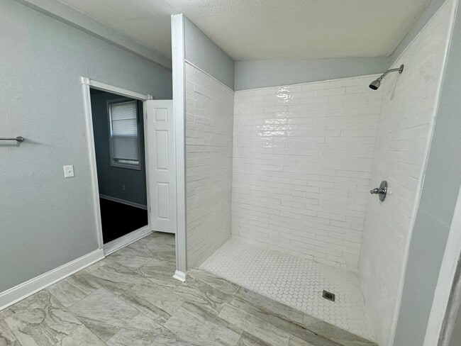 Building Photo - Renovated 3/2 Single Family Home Available Now!