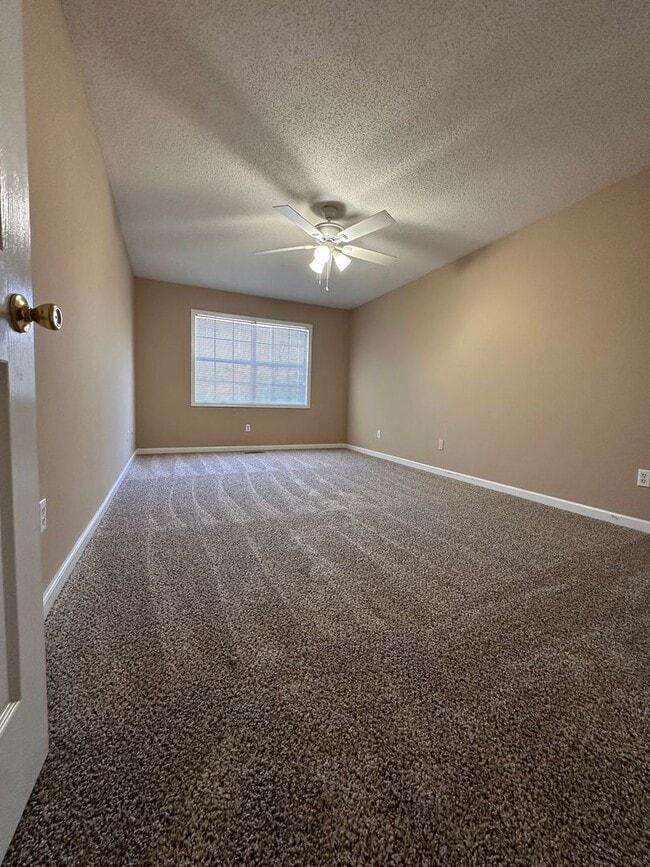 Building Photo - Foxchase Subdivision:  MOVE IN READY!!!!    1/2 OFF 1ST MONTH RENT W/12 MONTH LEASE!!  NEW CARPET...