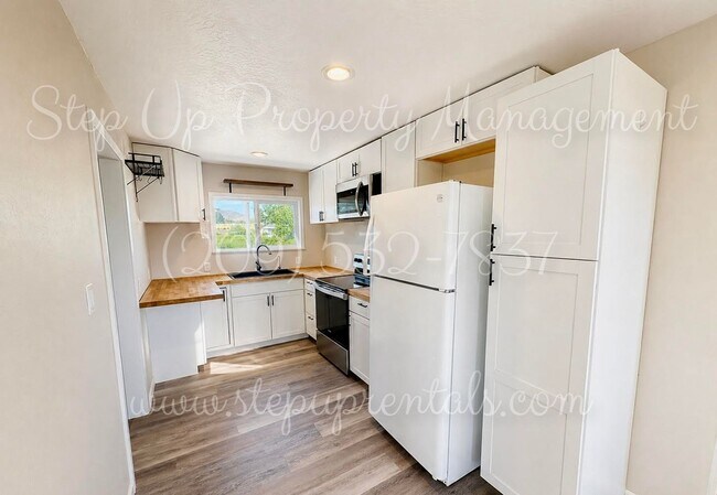 Building Photo - Charming Country Living with Modern Solar Power in Chinese Camp