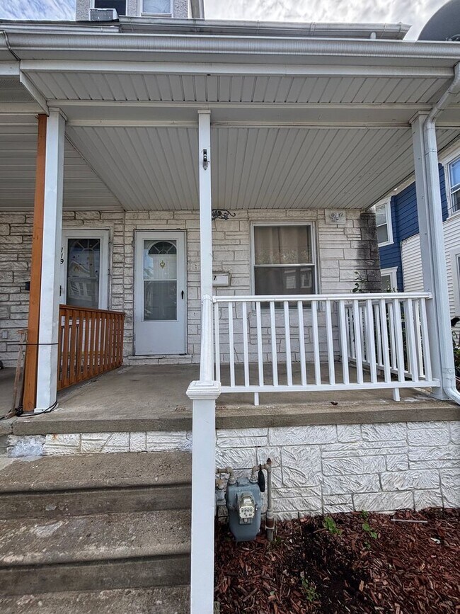 Building Photo - Charming 3-Bedroom Twin Home for Rent in L...