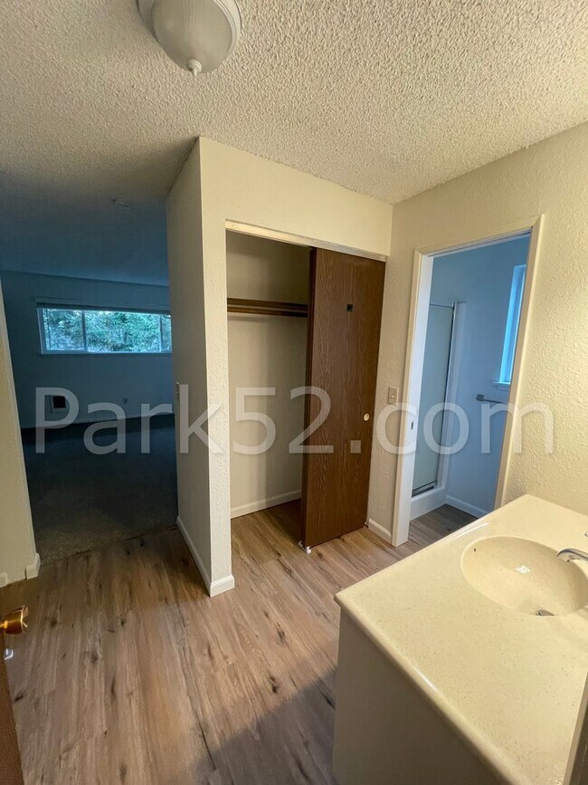 Building Photo - Fircrest Area 3 Bedroom Apartment