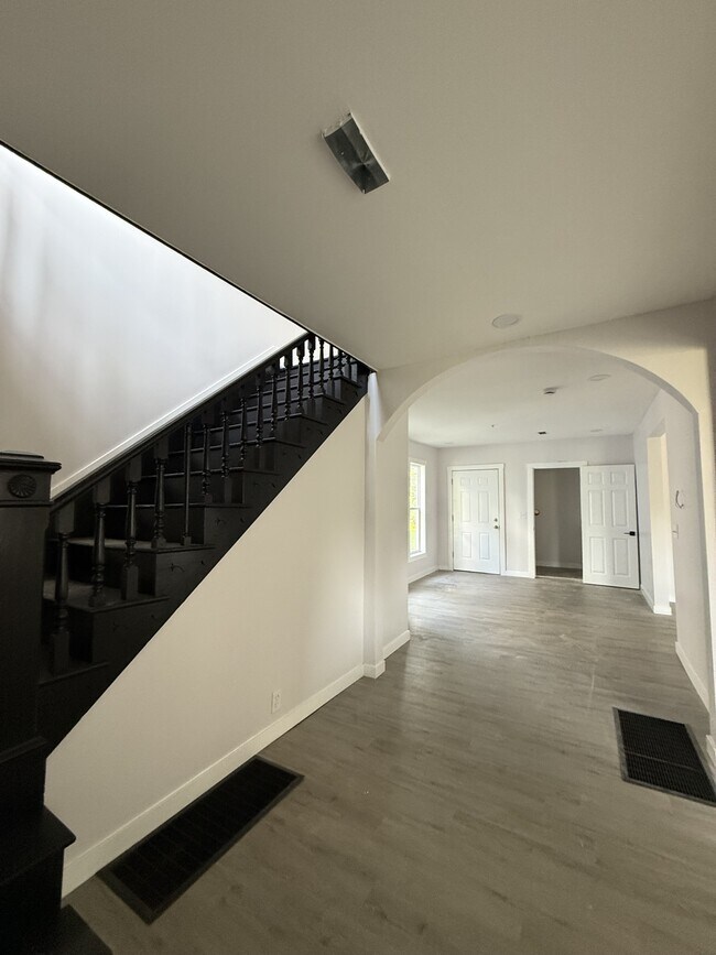 Building Photo - 421 Catherine St