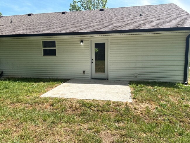 Building Photo - Spacious Duplex with Fenced-In Backyard!