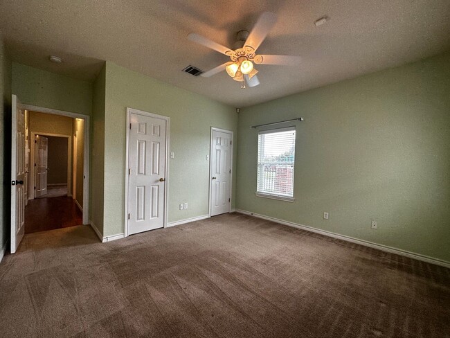 Building Photo - Spacious 2/2 Condo Minutes from Campus and...