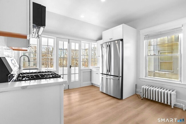 Building Photo - 1872 Bedford St