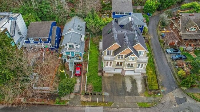 Building Photo - Quintessential West Seattle Townhome with Air Conditioning