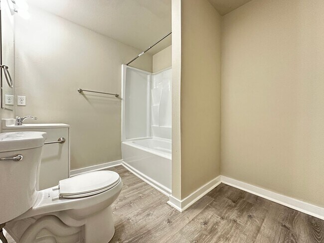 Building Photo - 3 Bed 2 Bath 2 Stall Garage - Country Styl...