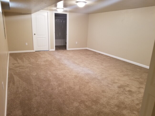 Building Photo - Spacious & Updated 3 bedrooms +large rec room 2 baths, landscaped