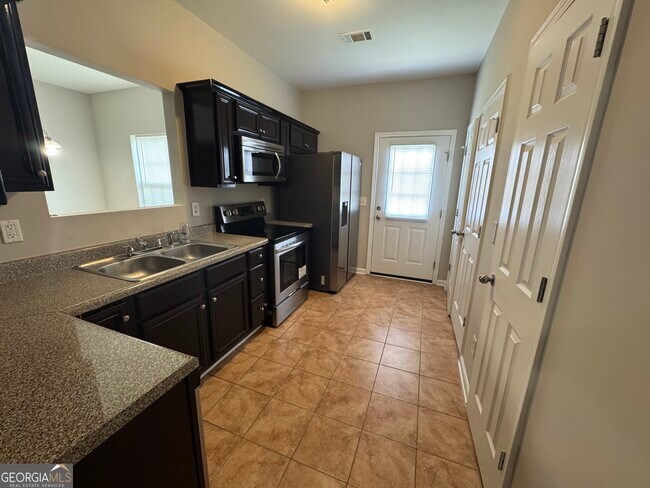 Building Photo - 262 Village Dr