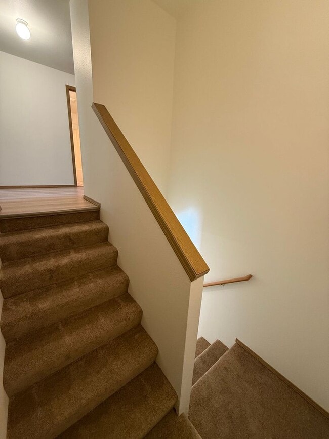 Building Photo - 3 bedroom 2.5 bathroom duplex with large fenced backyard available!!