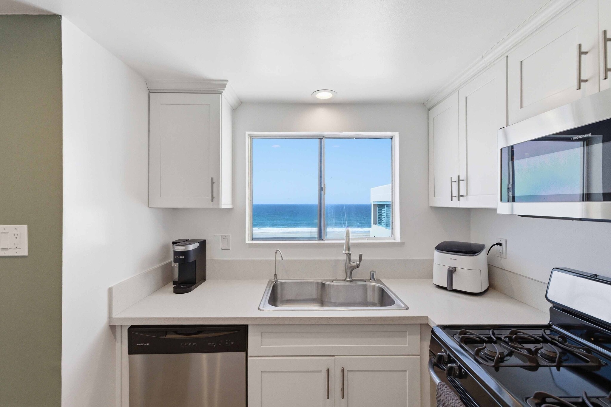 Building Photo - 3105 Ocean Dr