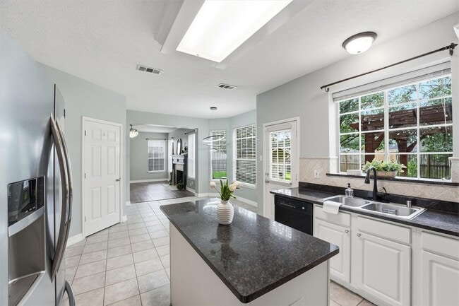 Building Photo - 2413 Piney Woods Dr