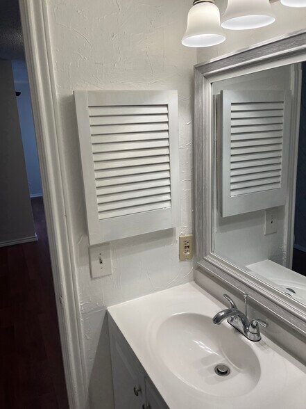 Building Photo - 9809 Walnut St