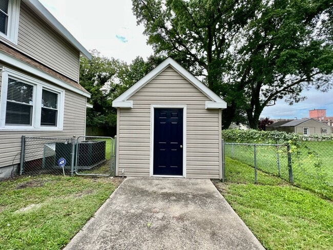 Building Photo - Updated & Ready 09-19-25! Pet Friendly - F...