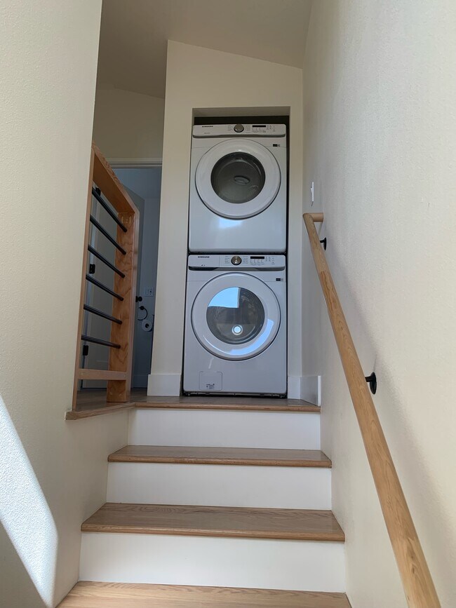 Building Photo - 5735 NE 33rd Ave