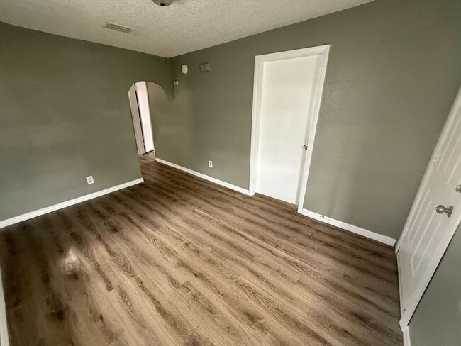 Building Photo - Cozy Plant City Bungalow! Apply for FREE This Holiday Season!